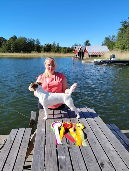 Jill poserar på bryggan